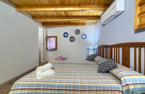 Ejulve House | Twin room-Private Bathroom-Mountain view-Azul