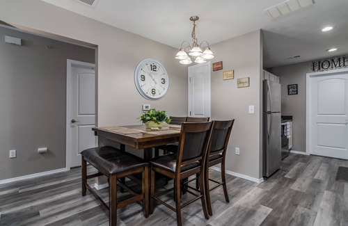 Branson Condo | Twin Trails-No Stairs! Sleeps 16! Updated and ideal for families- Close to Strip