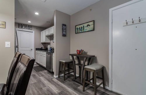 Branson Condo | Twin Trails-No Stairs! Sleeps 16! Updated and ideal for families- Close to Strip