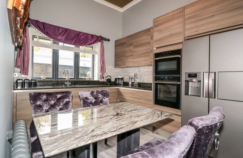 Malvern Cottage | TWISTED CHIMNEYS, family friendly, with hot tub in Malvern