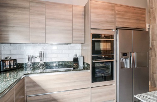 Malvern Cottage | TWISTED CHIMNEYS, family friendly, with hot tub in Malvern