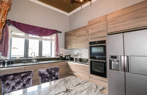 Malvern Cottage | TWISTED CHIMNEYS, family friendly, with hot tub in Malvern