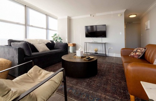 Old Louisville Apartment | TWO 800 Tower CozySuites w/sky pool, lounge! 21FL