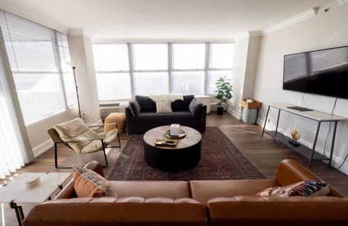 Old Louisville Apartment | TWO 800 Tower CozySuites w/sky pool, lounge! 21FL