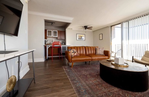 Old Louisville Apartment | TWO 800 Tower CozySuites w/sky pool, lounge! 21FL