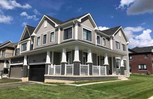 Thorold House | Two Adjacent Modern Homes in West Niagara Sleep 16