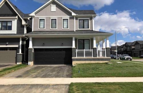 Thorold House | Two Adjacent Modern Homes in West Niagara Sleep 16