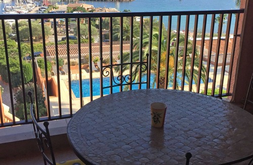 Theoule-sur-Mer Apartment | Two-bedroom 55 m² apartment with roof terrace, air-conditioned, sea view