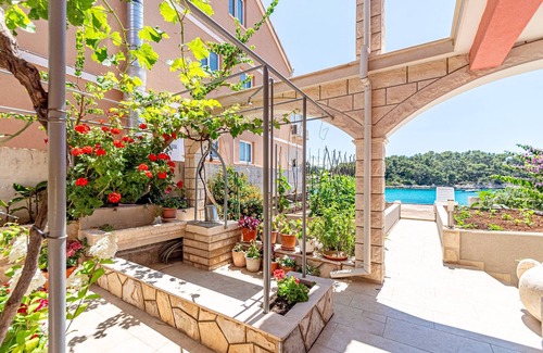 Prizba Apartment | Two bedroom apartment near beach Prižba, Korčula (A-175-a)