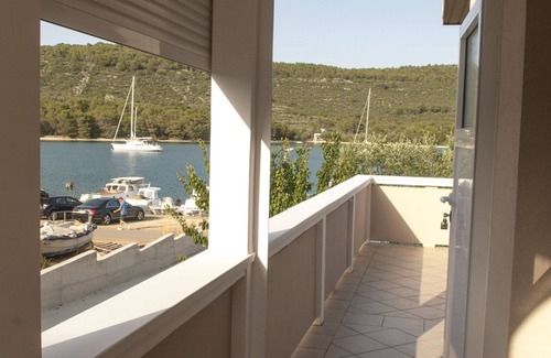 Municipality of Kali Apartment | Two bedroom apartment with terrace and sea view Cove Mala Lamjana, Ugljan (A-8449-a)