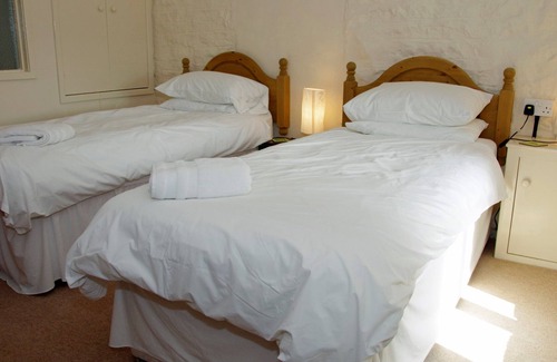 Hartoft Cottage | Two bedroom cottage with corner bath
