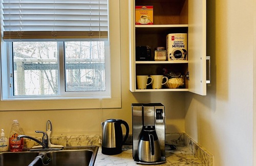 Regional District of Nanaimo House | Two Bedroom Cozy Suite in Central Nanaimo; Your Home away from Home.