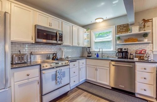 Snohomish House | Two Bedroom Farmhouse with Hot Tub in Snohomish