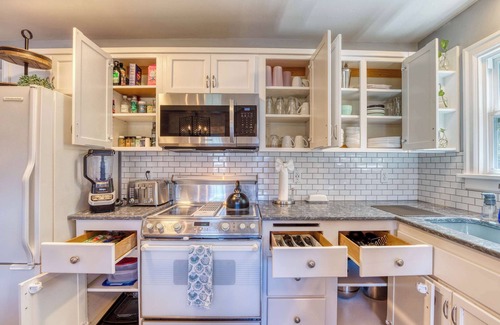 Snohomish House | Two Bedroom Farmhouse with Hot Tub in Snohomish