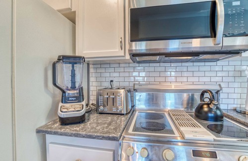 Snohomish House | Two Bedroom Farmhouse with Hot Tub in Snohomish