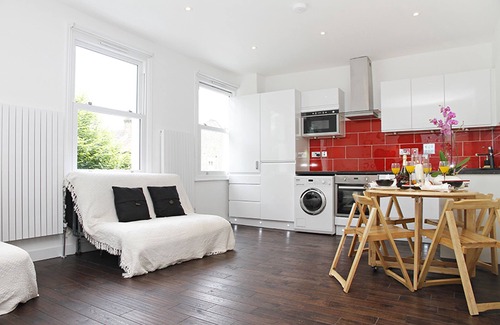Hammersmith Broadway Apartment | Two bedroom flat with Juliet Balcony 3 min to Tube
