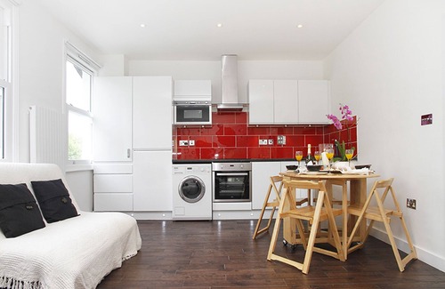Hammersmith Broadway Apartment | Two bedroom flat with Juliet Balcony 3 min to Tube