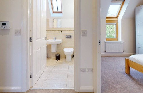 Witney Apartment | Two bedroom furnished holiday let in Witney, sleeps two with own parking