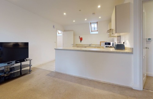 Witney Apartment | Two bedroom furnished holiday let in Witney, sleeps two with own parking