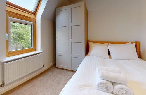 Witney Apartment | Two bedroom furnished holiday let in Witney, sleeps two with own parking