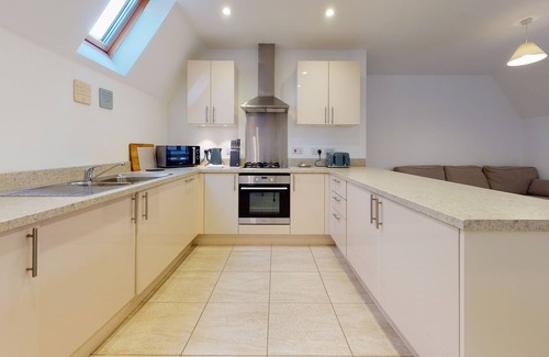 Witney Apartment | Two bedroom furnished holiday let in Witney, sleeps two with own parking