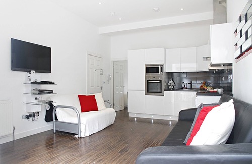 Hammersmith Broadway Apartment | Two Bedroom Garden Flat - Self contained