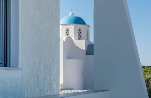 Megalochori House | Two Bedroom Luxury Villa With outdoor Hot Tub and Caldera View