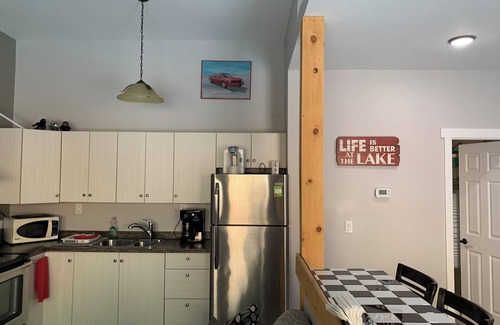 Robson Bed & Breakfast | Two bedroom vacation suite on Lower Arrow Lake near Castlegar, BC.