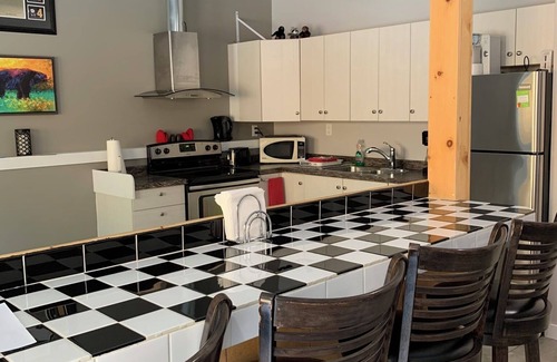 Robson Bed & Breakfast | Two bedroom vacation suite on Lower Arrow Lake near Castlegar, BC.