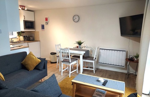 Saint Erth Praze Apartment | Two bedroomed holiday bungalow, set within the leafy grounds of Tolroy Manor