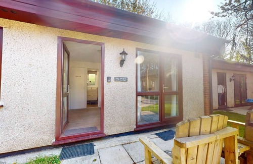Saint Erth Praze Apartment | Two bedroomed holiday bungalow, set within the leafy grounds of Tolroy Manor