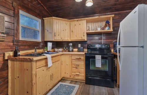 Logan House | Two Cabins|Sleeps 12| Hot Tubs| Games| Fire Pits