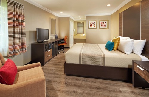 Anaheim Resort Hotel | Two Chic King Rooms: Parking, Pool Access | Close to Convention & Theme Parks!