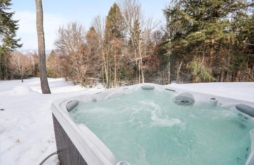 Moscow House | Two Chimneys: 5 br, a/c, fireplace, deck hot tub, firepit, garage