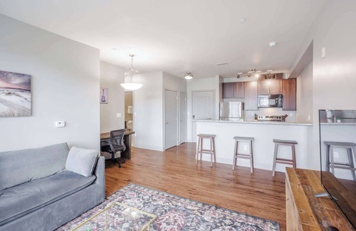 Central Business District Apartment | TWO CozySuites at the Banks 18