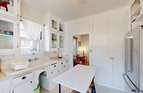 Diamond Head - Kapahulu - St. Louis Cottage | Two Hawaiian cottages with Diamond Head views - walk to Waikiki