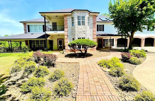 Fayetteville House | Two houses 7 bedrooms 3 King beds 7400 sq ft