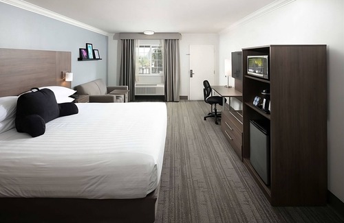 Temecula Hotel | Two Large Room Near Scenic Temecula Wineries!
