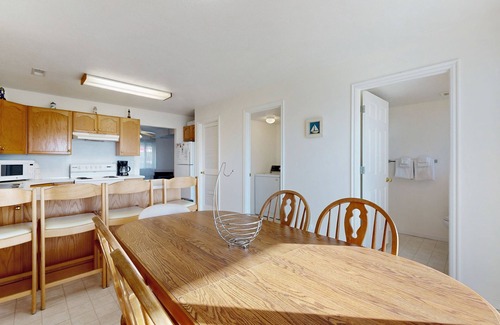 Harbor Village Condo | Two-level condo w/lake view, balcony & shared pool/hot tub/tennis