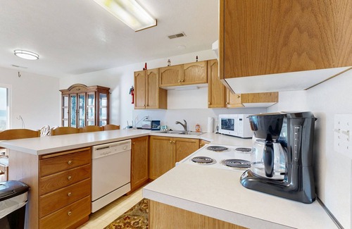 Harbor Village Condo | Two-level condo w/lake view, balcony & shared pool/hot tub/tennis