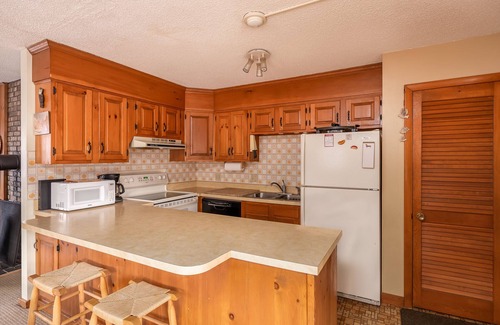 Jeffersonville Condo | Two-Minute Walk to Ski Lifts with Ski Boots on