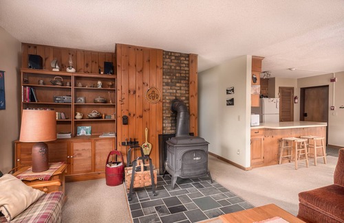 Jeffersonville Condo | Two-Minute Walk to Ski Lifts with Ski Boots on
