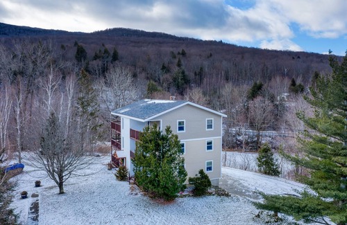 Jeffersonville Condo | Two-Minute Walk to Ski Lifts with Ski Boots on