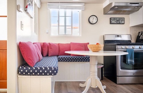 Gas Lamp Section House | Two minutes to beach with parking