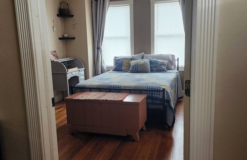 Petersburg House | Two Options for SleepingnnMain Floor 155.00 a nightnnBoth Floors just add 45.00