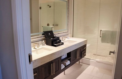 Charlotte Harbor Hotel | Two Premium King Stay – Ideal for Groups or Multi-Generational Trips