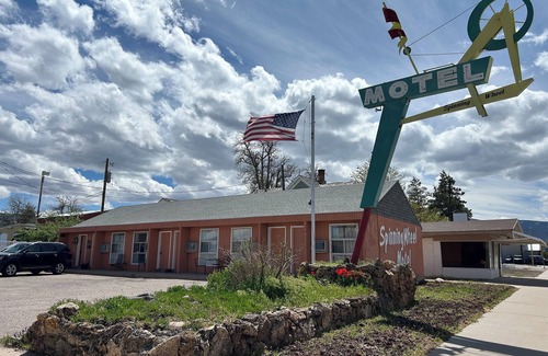 Fillmore Apartment | Two Queen bed remodeled studio with fast WiFi in Fillmore