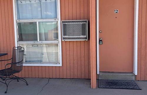 Fillmore Apartment | Two Queen bed remodeled studio with fast WiFi in Fillmore