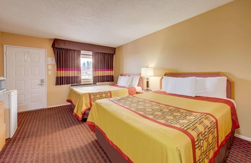 Ashland Hotel | Two Queen Bed Room, Scottish Inns Ashland, Right Off Interstate 5, Free Parking