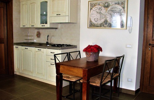 Grotte di Castro Apartment | Two-room apartment IBISCO yellow